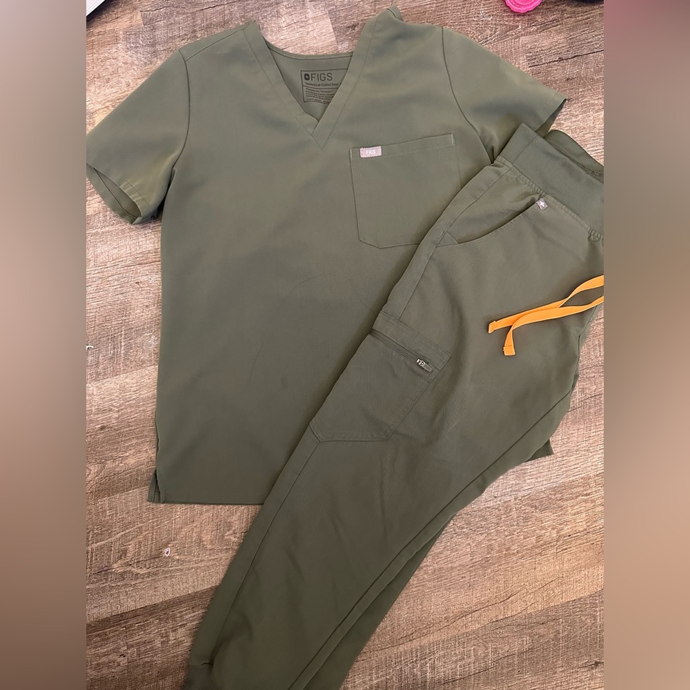 FIGS small top, petite joggers